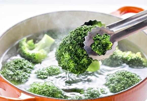 Rau bị luộc quá lâu sẽ nhũn, vitamin và khoáng chất hòa tan hết vào nước hoặc bay hơi.