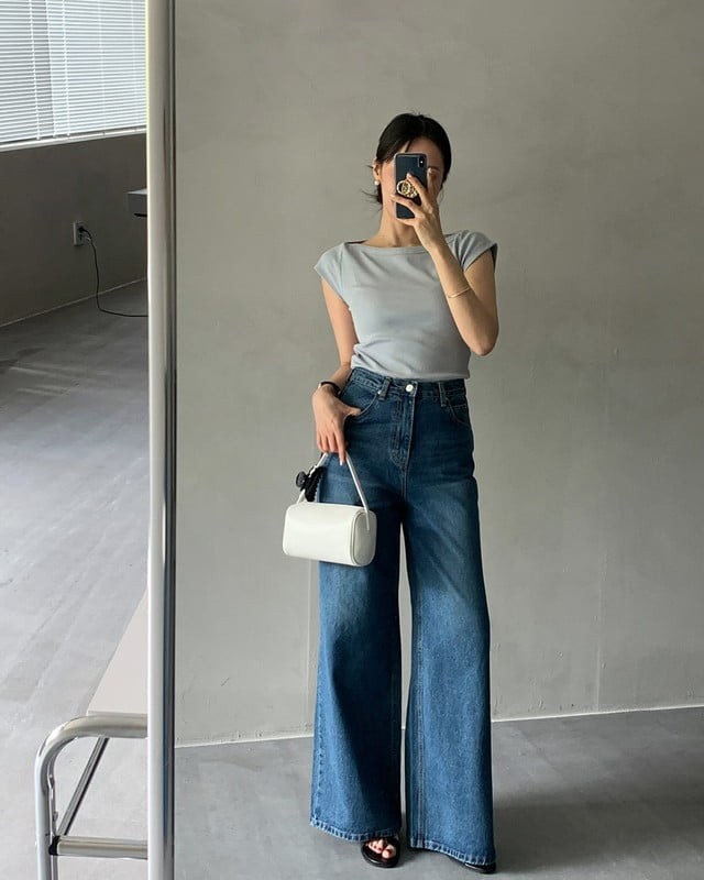 Thao tác sơ vin gọn gàng giúp tôn dáng, khiến set đồ đơn giản trở nên chỉn chu và thanh lịch hơn