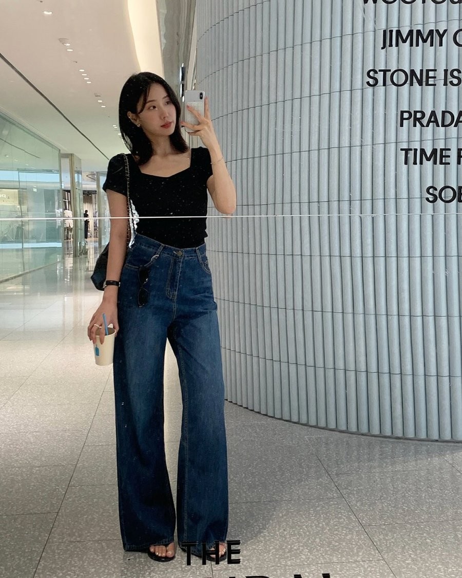 Thiết kế cổ vuông tạo điểm nhấn thời thượng, chỉ cần sơ vin khéo léo là outfit đã trở nên sành điệu và tôn dáng.
