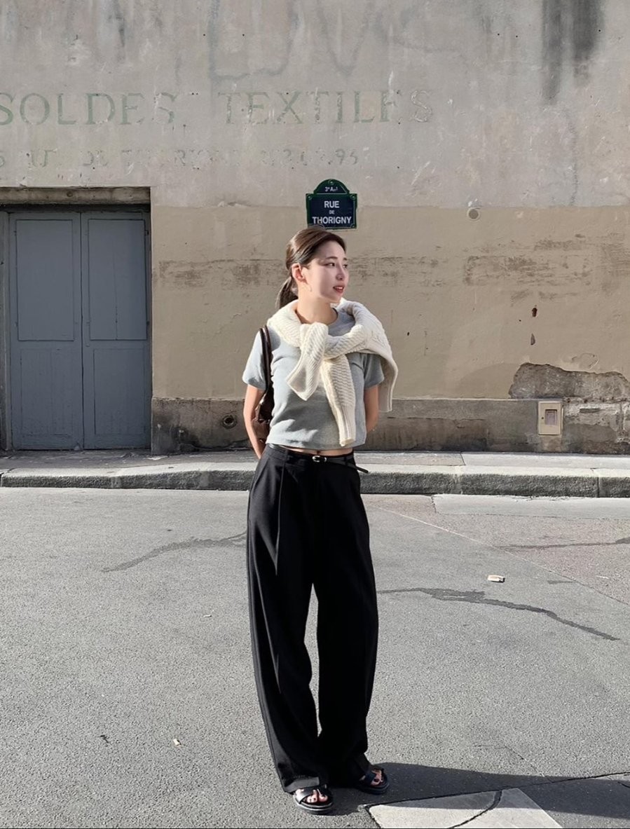 Outfit không chỉ phóng khoáng mà còn thời thượng, nhất là khi kết hợp cùng phụ kiện túi xách và sandal gam trung tính.
