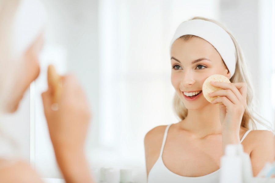 Bạn cần chọn sản phẩm làm sạch sâu nhưng vẫn dịu nhẹ để loại bỏ bụi bẩn và dầu thừa.