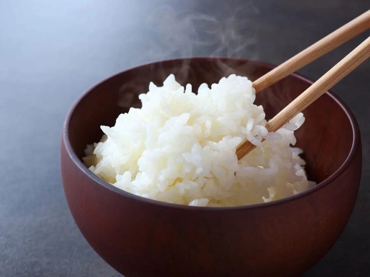 Cơm trắng có lẽ bị hiểu lầm nhiều nhất, thường bị gắn mác là “tinh bột xấu” và trở thành nỗi ám ảnh với những ai đang muốn giảm cân. (Ảnh minh họa)