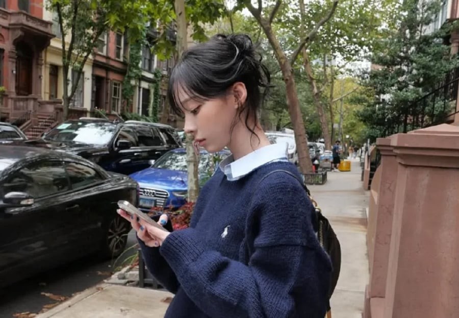 Không cầu kỳ hay gò bó, mái tóc được buộc hờ, để vài lọn mái rơi xuống khung mặt