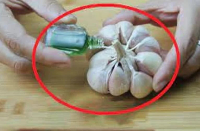 Nhỏ dầu gió lên tỏi