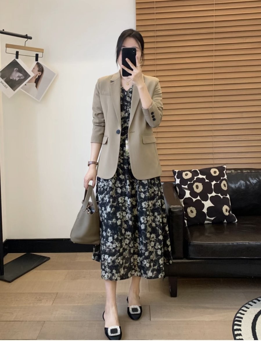 Nền trắng sữa lại khiến váy nhẹ nhàng, trung hòa độ ngọt ngào, còn nền đen tuy cá tính nhưng nếu kết hợp không khéo rất dễ khiến tổng thể trở nên nặng nề.