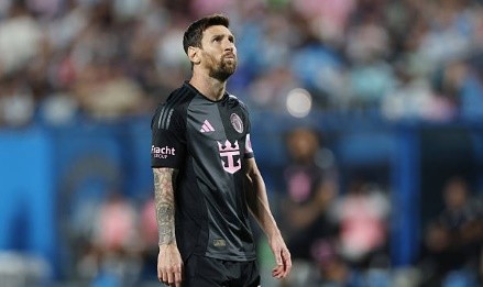 Messi đá hỏng quả 11 mét.