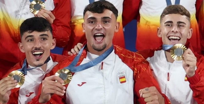 Diego Lopez (bên trái) và Fermin Lopez trong màu áo Olympic Tây Ban Nha.