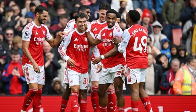 Arsenal đánh bại Nottingham Forest thuyết phục.
