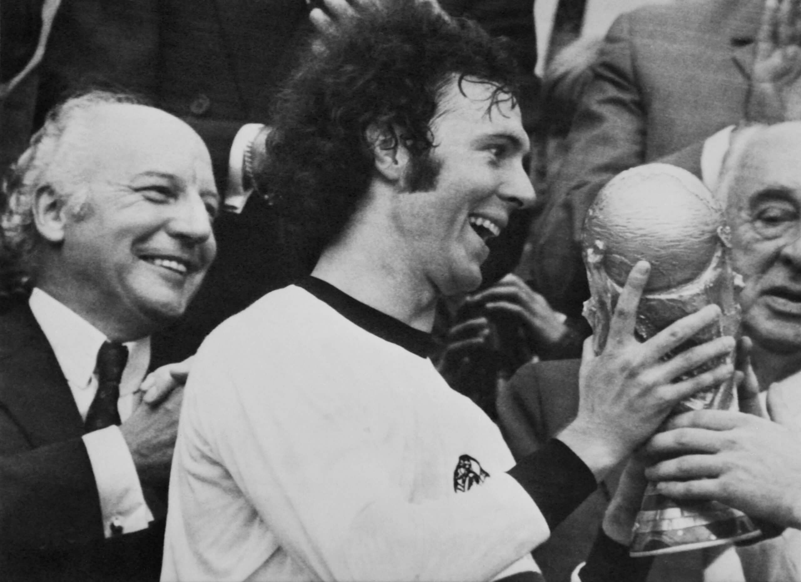 Beckenbauer tái định nghĩa vị trí Libero