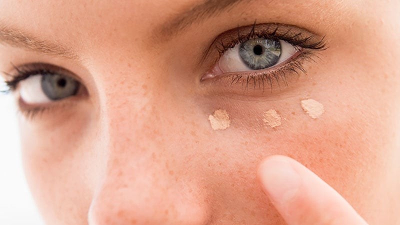 Vùng mắt thường mỏng và dễ xuất hiện nếp nhăn, nên ưu tiên concealer có độ ẩm và chất kem mịn.