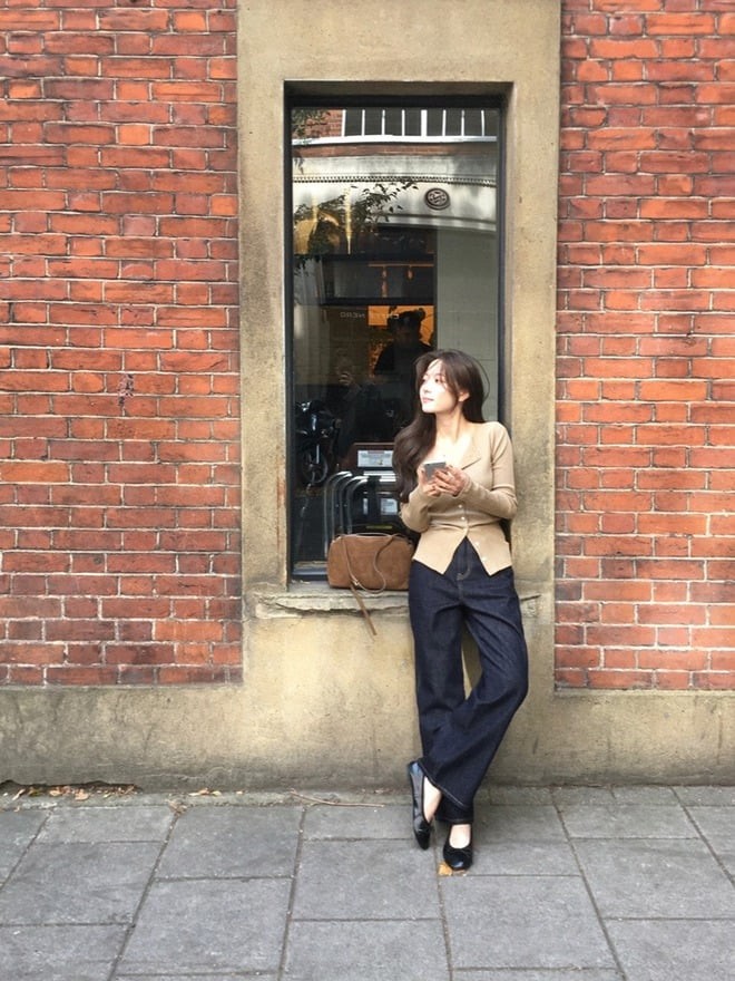 Trong mùa thu này, phiên bản giày búp bê trơn màu hoặc phối hai tông đơn giản nhưng tinh tế đang rất thịnh hành