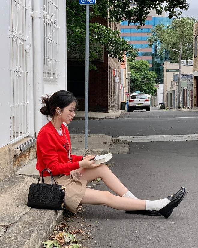 Một đôi loafer màu đen, nâu hay be khi đi cùng quần âu, áo sơ mi sẽ rất phù hợp với môi trường công sở.