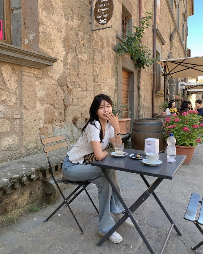 Đặc biệt, khi phối cùng áo khoác dáng dài hay sweater ấm áp, sneaker trắng đem lại vẻ ngoài trẻ trung