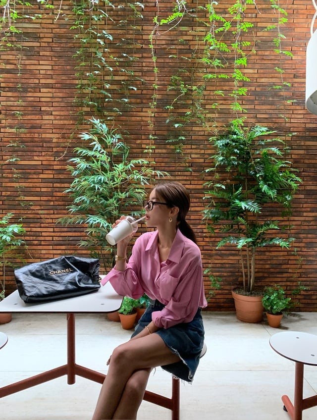 Chỉ cần thao tác sơ vin gọn gàng, bộ trang phục trở nên chỉn chu và cuốn hút hơn hẳn.