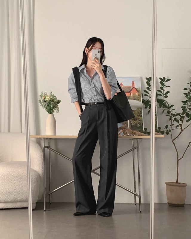 Áo sơ mi xanh kết hợp với chân váy xám mang đến sự cân bằng hài hòa.