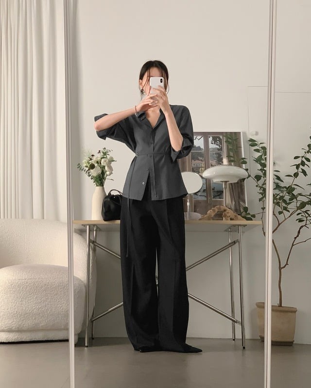 Đôi giày cao gót mũi nhọn càng tăng thêm sự duyên dáng, giúp phái đẹp tự tin trong môi trường làm việc hay những dịp trang trọng.