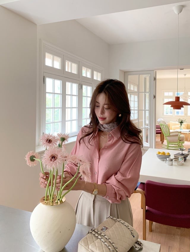 Một chiếc khăn quàng họa tiết sẽ là điểm nhấn giúp outfit thêm phần thú vị và duyên dáng.