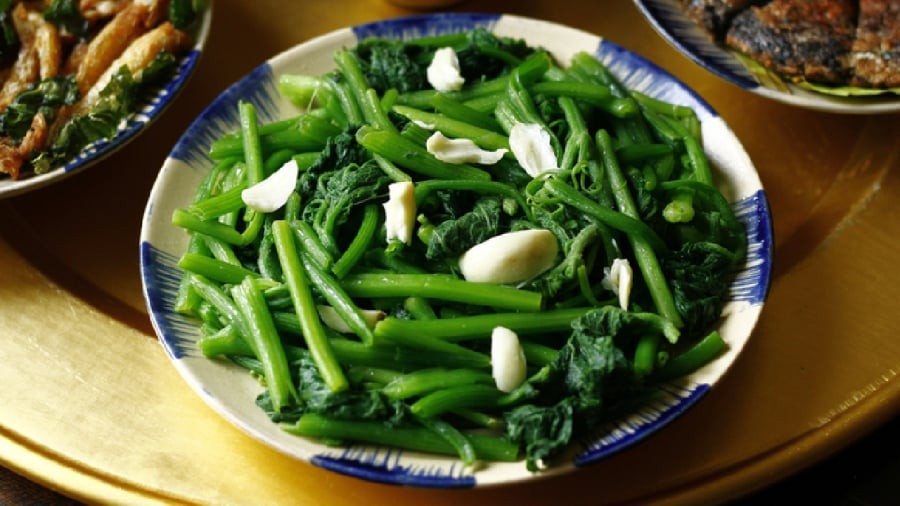 Bạn có thể xào rau mà không cần dầu mỡ. Chỉ cần nắm được những bí quyết cơ bản, món rau xào vẫn giữ được màu xanh mướt đẹp mắt.