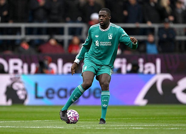 Ibrahima Konate - 6.9: Thắng gần như mọi pha tranh chấp và dọn dẹp rất nhiều nguy hiểm bên hành lang phải. Một màn trình diễn vững chắc.
