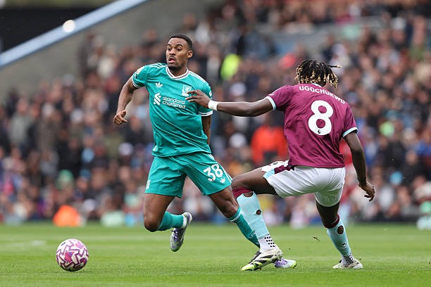 Ryan Gravenberch - 7.4/10: Nhiều lần thoát pressing của Burnley một cách thông minh, tạo tấm chắn cho hàng thủ. Có một cú volley vọt xà trong hiệp hai.