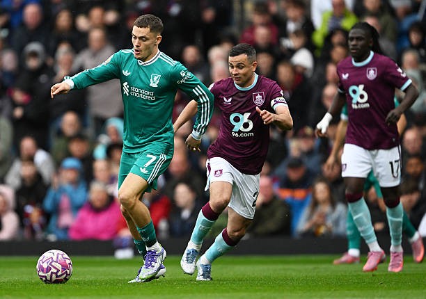Florian Wirtz gặp khó trước hàng thủ kín kẽ của Burnley.