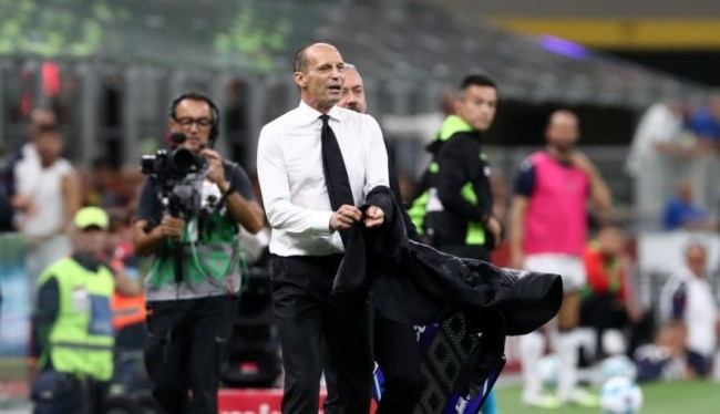 HLV Allegri nhận án phạt bởi lỗi phản ứng.