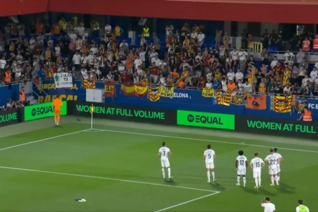 Nhiều CĐV Valencia chỉ trích cầu thủ nhà sau thất bại.