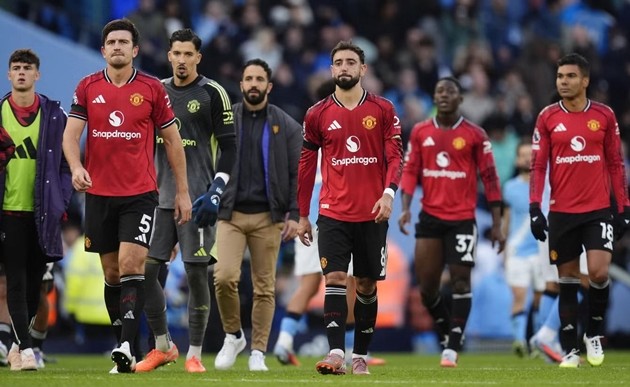 Manchester United tiếp tục lún sâu vào khủng hoảng.