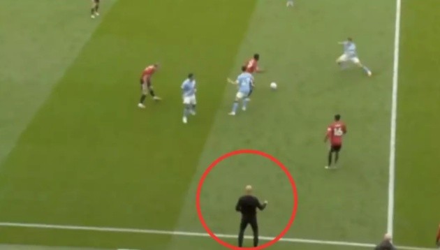 Guardiola ôm đầu kinh ngạc khi Mainoo vượt qua 3 cầu thủ Man City.