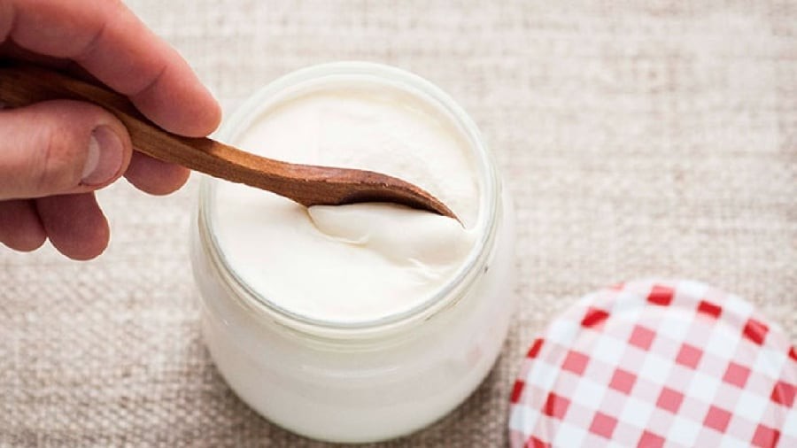 Ăn sữa chua mang lại nhiều lợi ích cho cơ thể, trong đó có tác dụng làm đẹp da, hỗ trợ giảm cân.