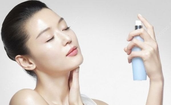 Một vài lần xịt khoáng trong ngày sẽ giúp làm dịu và cấp nước kịp thời, giữ da luôn tươi mới.