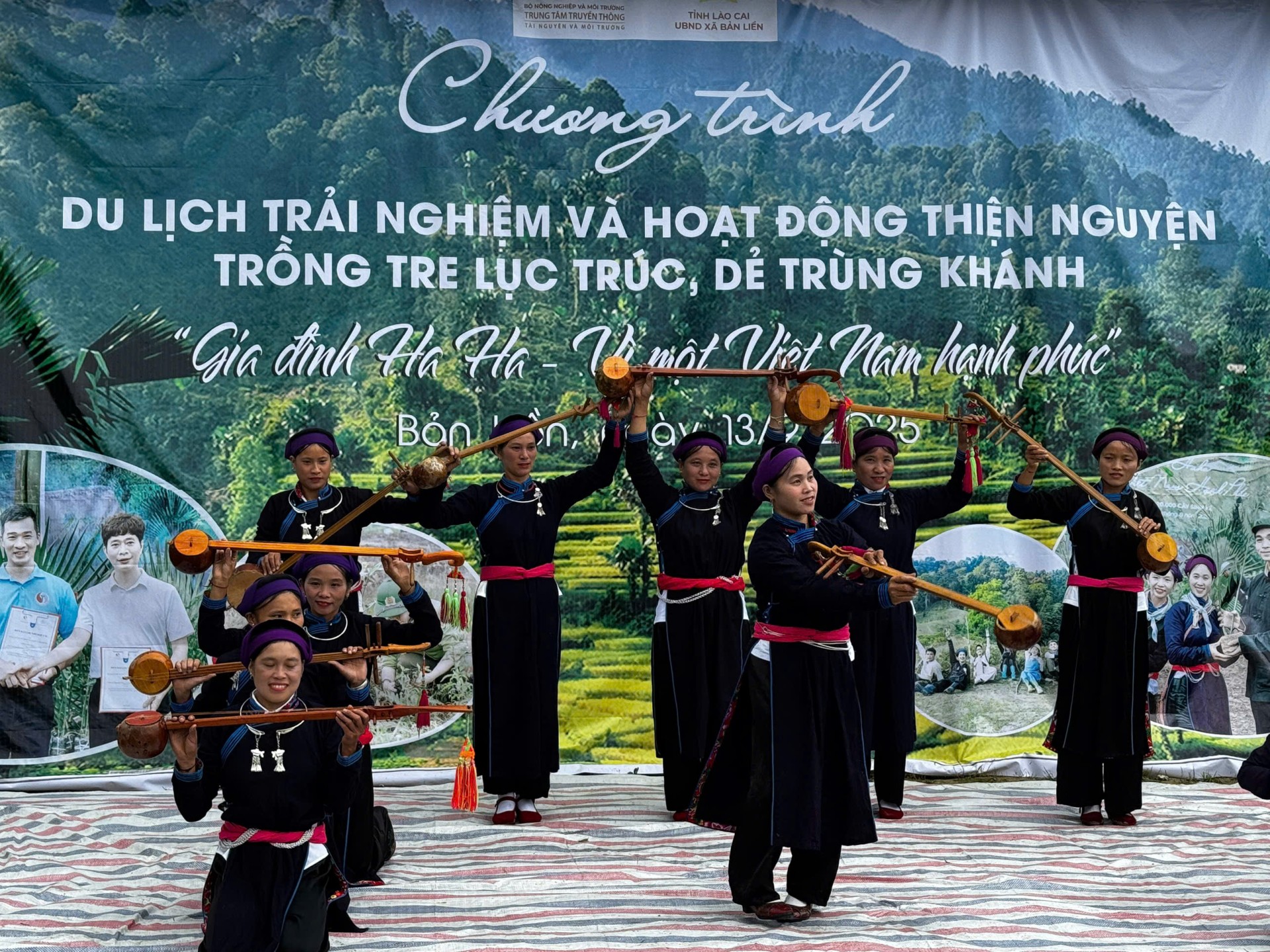 Chị Thông cùng bà con Bản Liền biểu diễn văn nghệ mừng ngày hội trồng cây 3