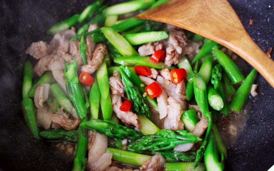 Xào măng tây với thịt heo