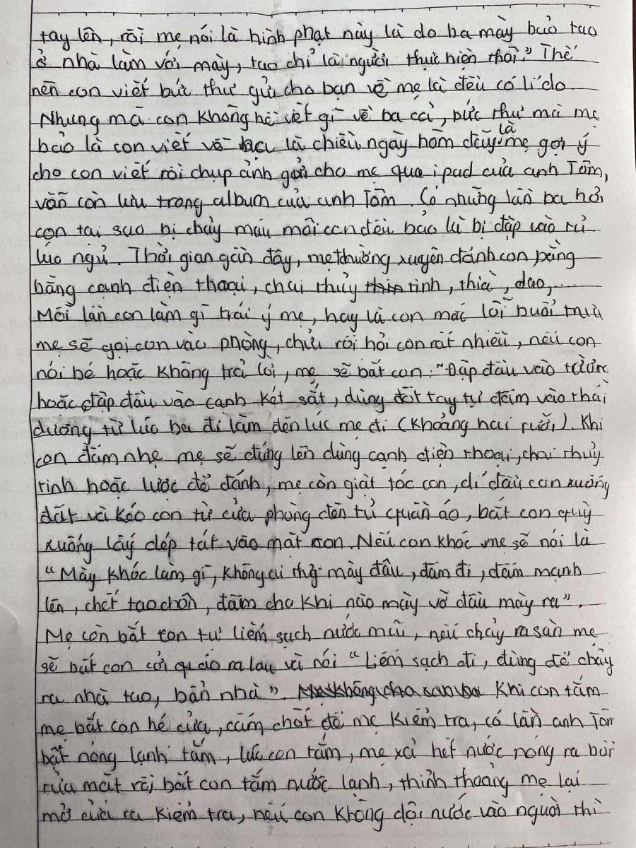 Theo phản ánh, có lần bé H. bị bắt quỳ và dùng hai ngón tay tự đánh mạnh vào thái dương theo lệnh mẹ kế, thậm chí còn bị đe dọa: “Đánh mạnh đến chết tao chôn”.

