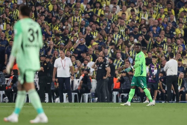 Cả hai ra sân trong ngày derby Manchester diễn ra