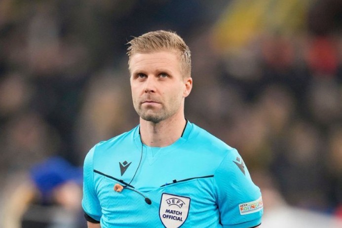 Glenn Nyberg cầm còi trận Newcastle vs Barcelona.