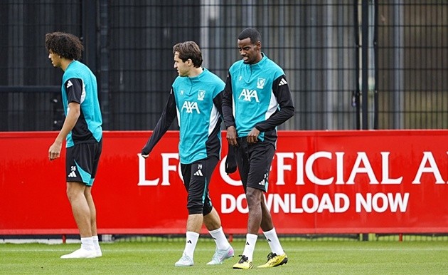Isak tập luyện chuẩn bị cho trận Atletico