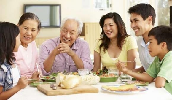 Bữa cơm không chỉ đơn thuần là chuyện ăn uống, mà còn là nơi gắn kết các thế hệ, nơi con cái cảm nhận rõ nhất tình yêu thương và sự sẻ chia của cha mẹ.