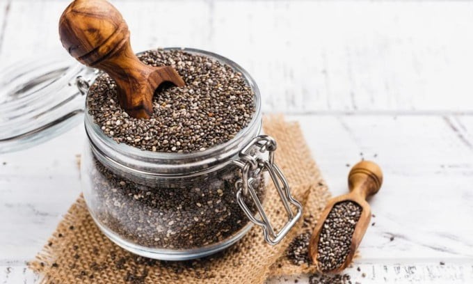 Một trong những phương pháp phổ biến để tận dụng lợi ích của hạt chia là dùng dầu hạt chia massage da đầu. 