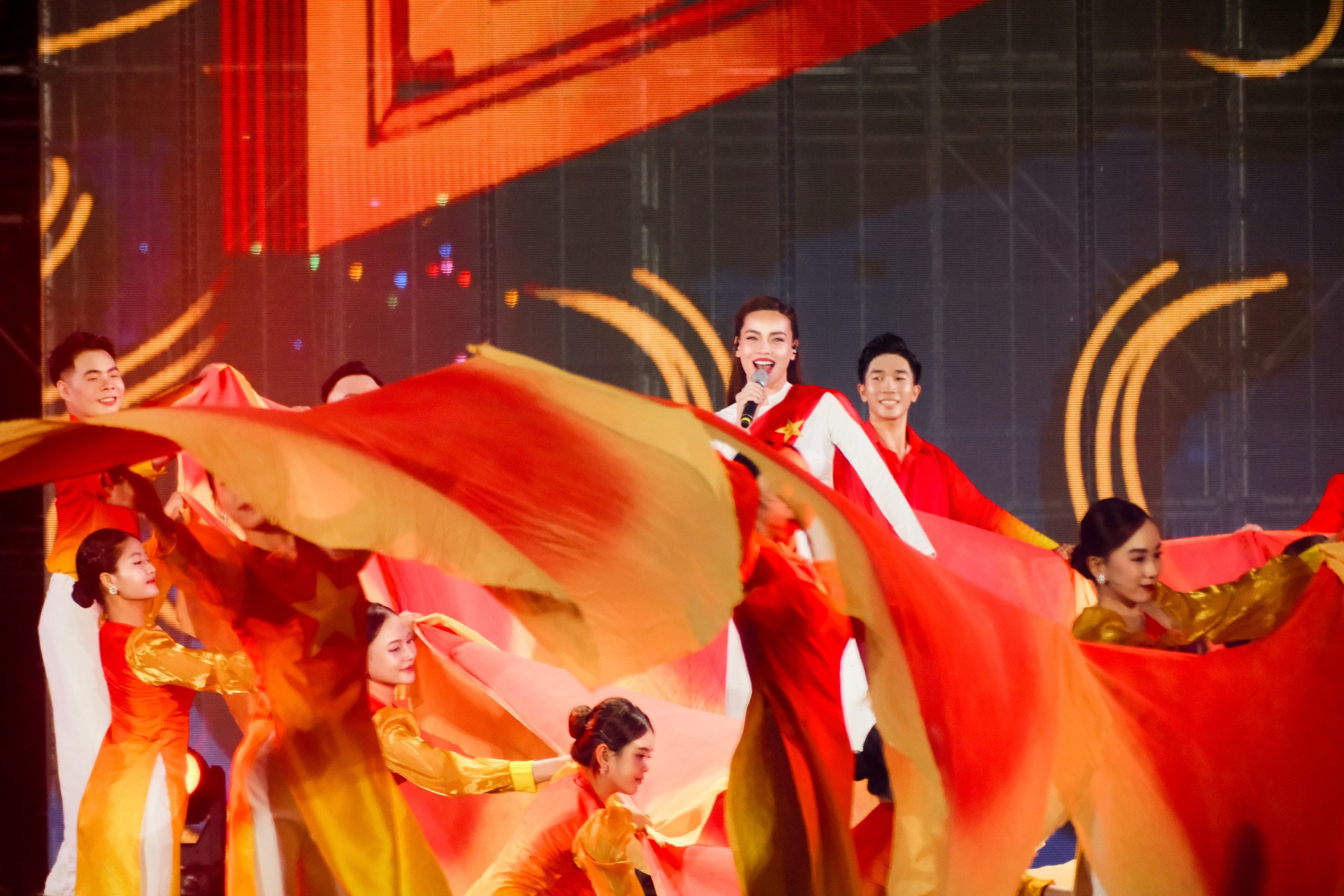 HO NGOC HA (14) (2)