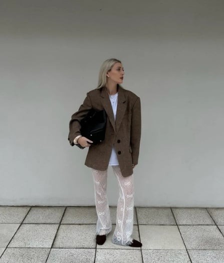  Blazer oversize không chỉ giúp “trung hòa” sự mong manh của ren mà còn đem lại cảm giác an toàn cho người mặc