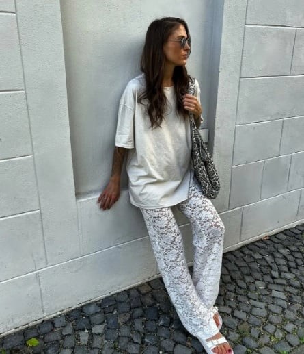  Chị em có thể thoải mái diện đi dạo phố, đi cà phê hay thậm chí tham gia các sự kiện mang tính casual mà vẫn giữ được phong cách riêng.