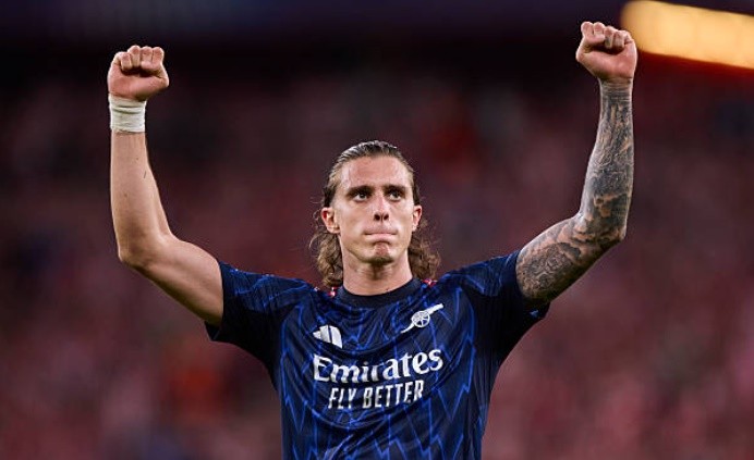 Riccardo Calafiori (7.4/10): Hoàn thành tốt nhiệm vụ phòng ngự, giữ được vị trí chính thức một cách xứng đáng. Anh thi đấu chắc chắn, dù khả năng hỗ trợ tấn công trong trận này chưa thực sự nổi bật như thường lệ.