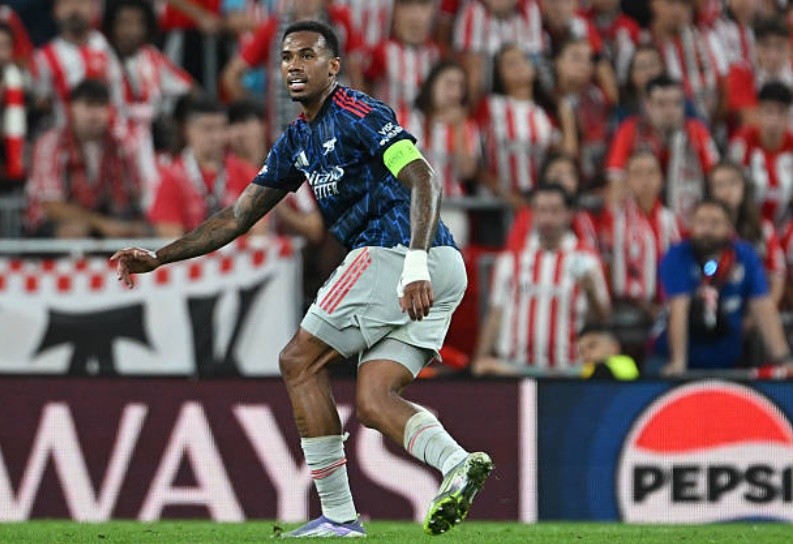 Gabriel (7.7/10): Thủ lĩnh thực sự ở trung tâm hàng phòng ngự. Cầu thủ người Brazil không chỉ chỉ huy tốt tuyến dưới mà còn là mối đe dọa thường trực trong các tình huống không chiến. Một màn trình diễn đẳng cấp của người đội trưởng.