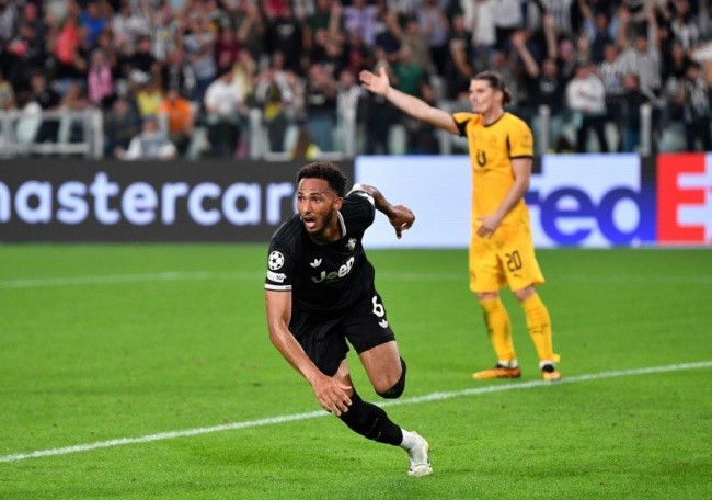 Juventus hòa 4-4 Dortmund.