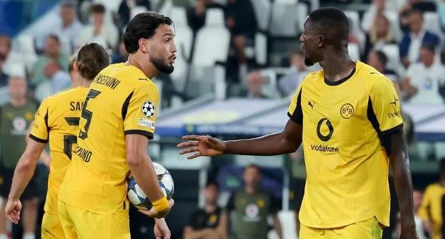 Không phải , Bensebaini sẽ là người thực hiện sút 11m cho Dortmund.