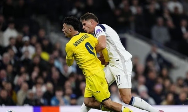 Tình huống gây tranh cãi của Micky van de Ven.