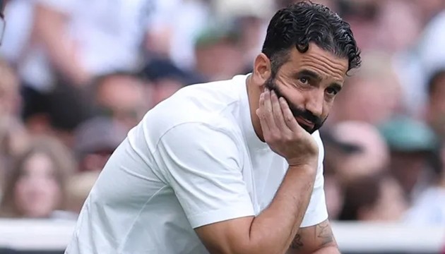 Ruben Amorim đứng trước áp lực nặng nề tại Man United.