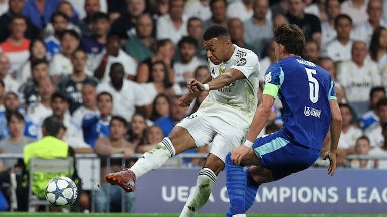 Mbappe đã lập cú đúp từ chấm penalty.