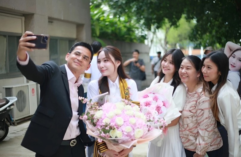 HLV Kiatisuk Senamuang chụp hình bên gia đình trong lễ tốt nghiệp của con gái. Ảnh: FBNV.